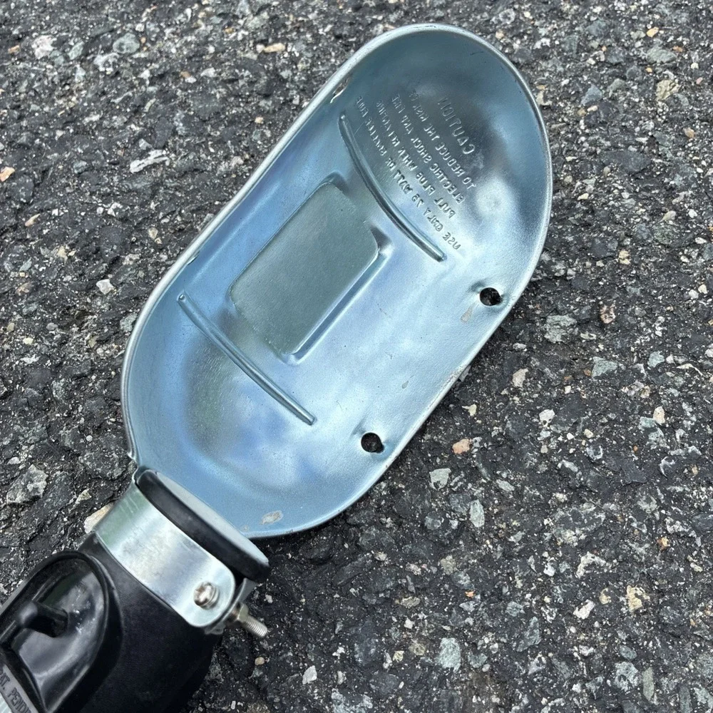 VINTAGE AC DELCO CORD REEL SHOP LIGHT - UNTESTED ! AS IS !
